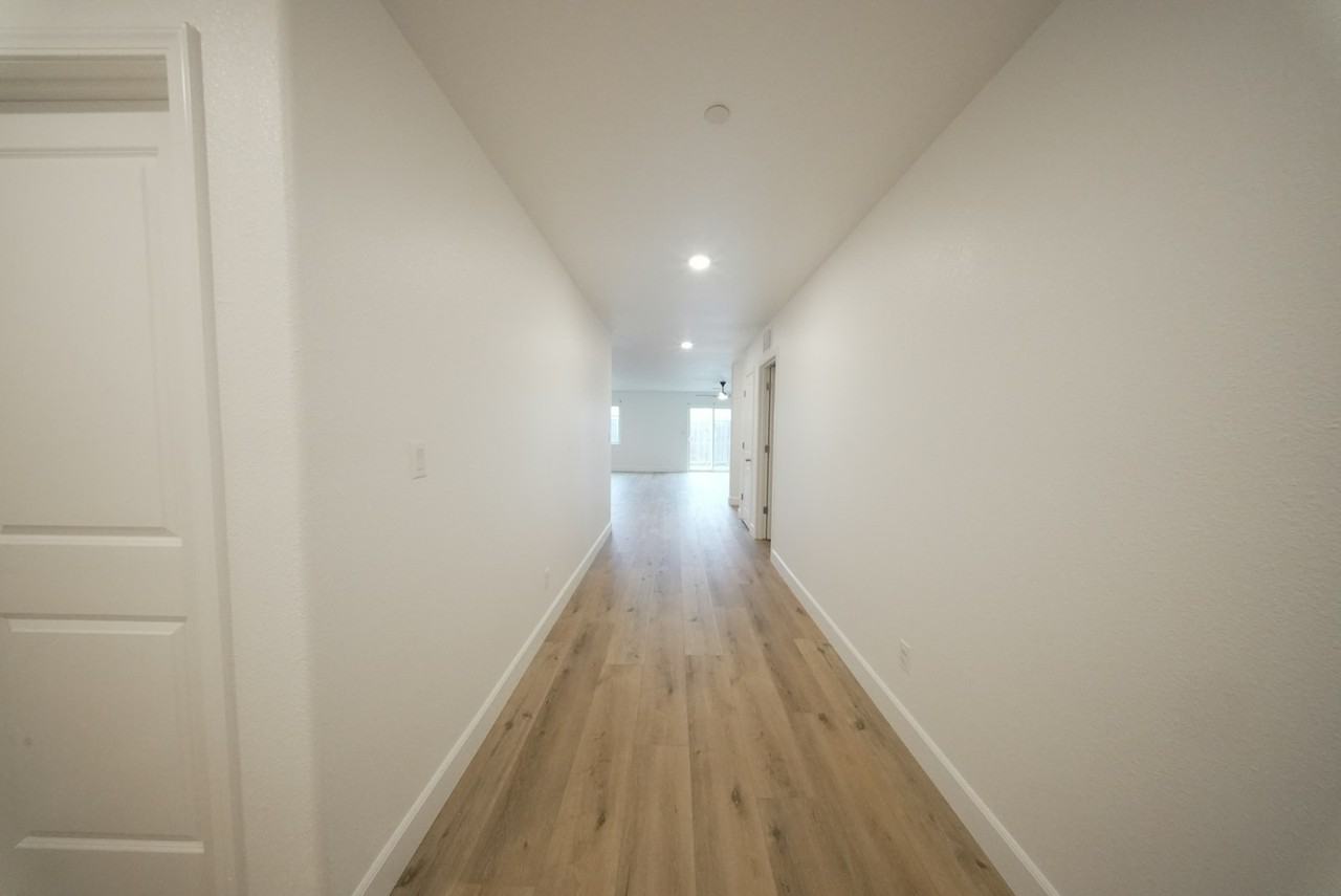 547 Virginia Ave - Photo 5 of 36