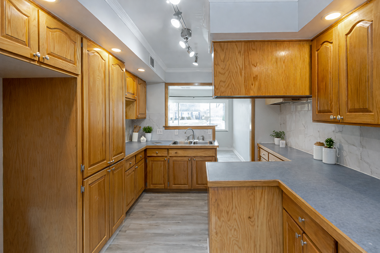 533 West 8th Street - Photo 4 of 12