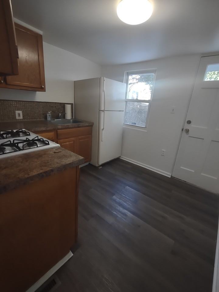 201 E 13th St - Photo 4 of 7