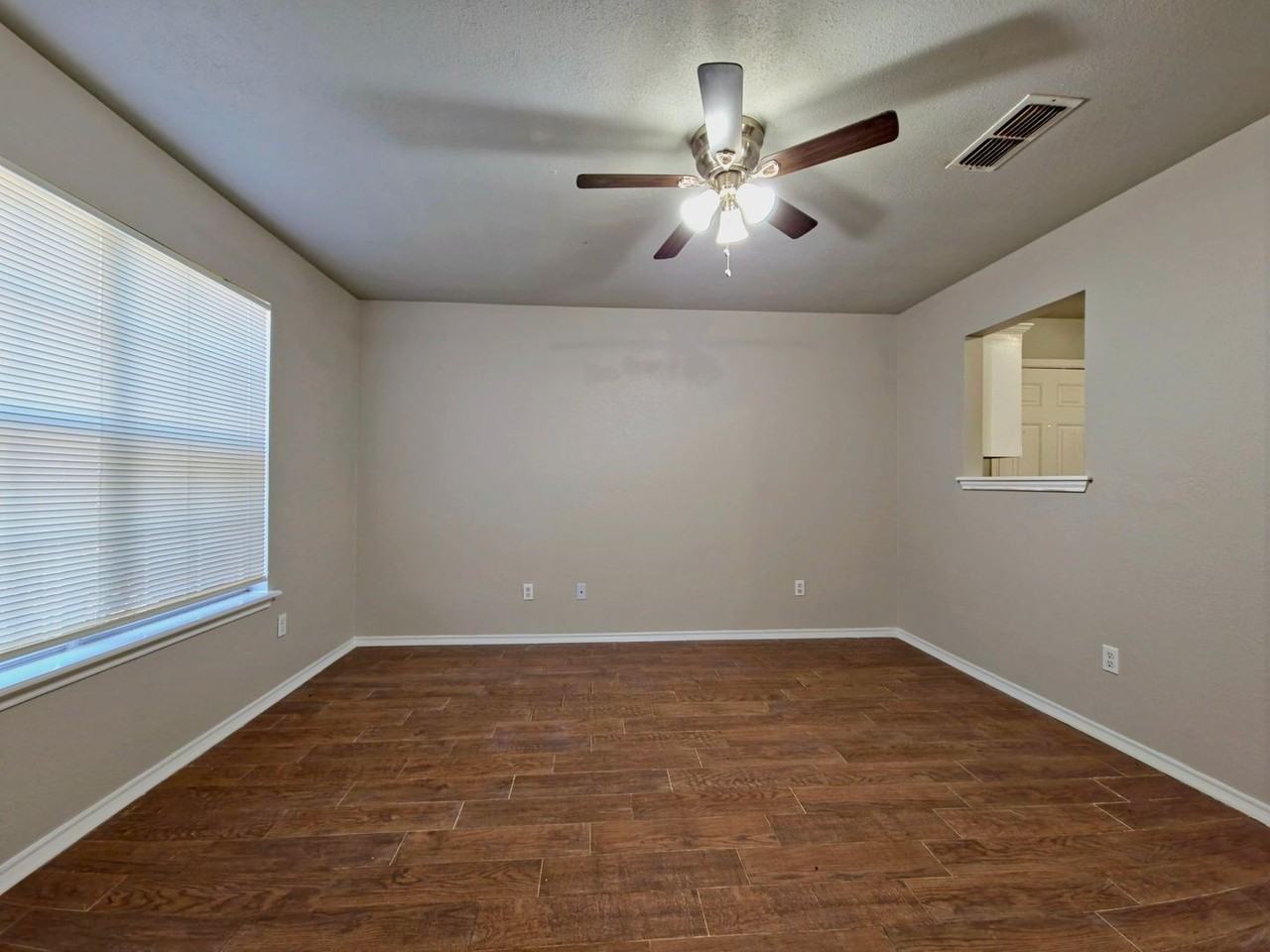 5863 6th St - Photo 3 of 12