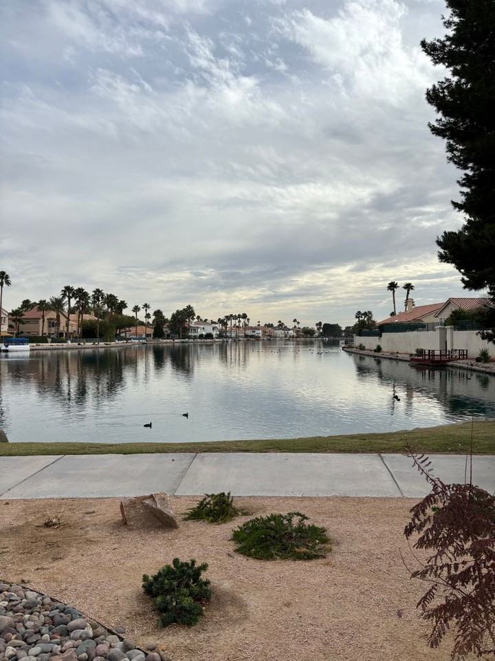 2408 Moon Shore Dr - Photo 2 of 44