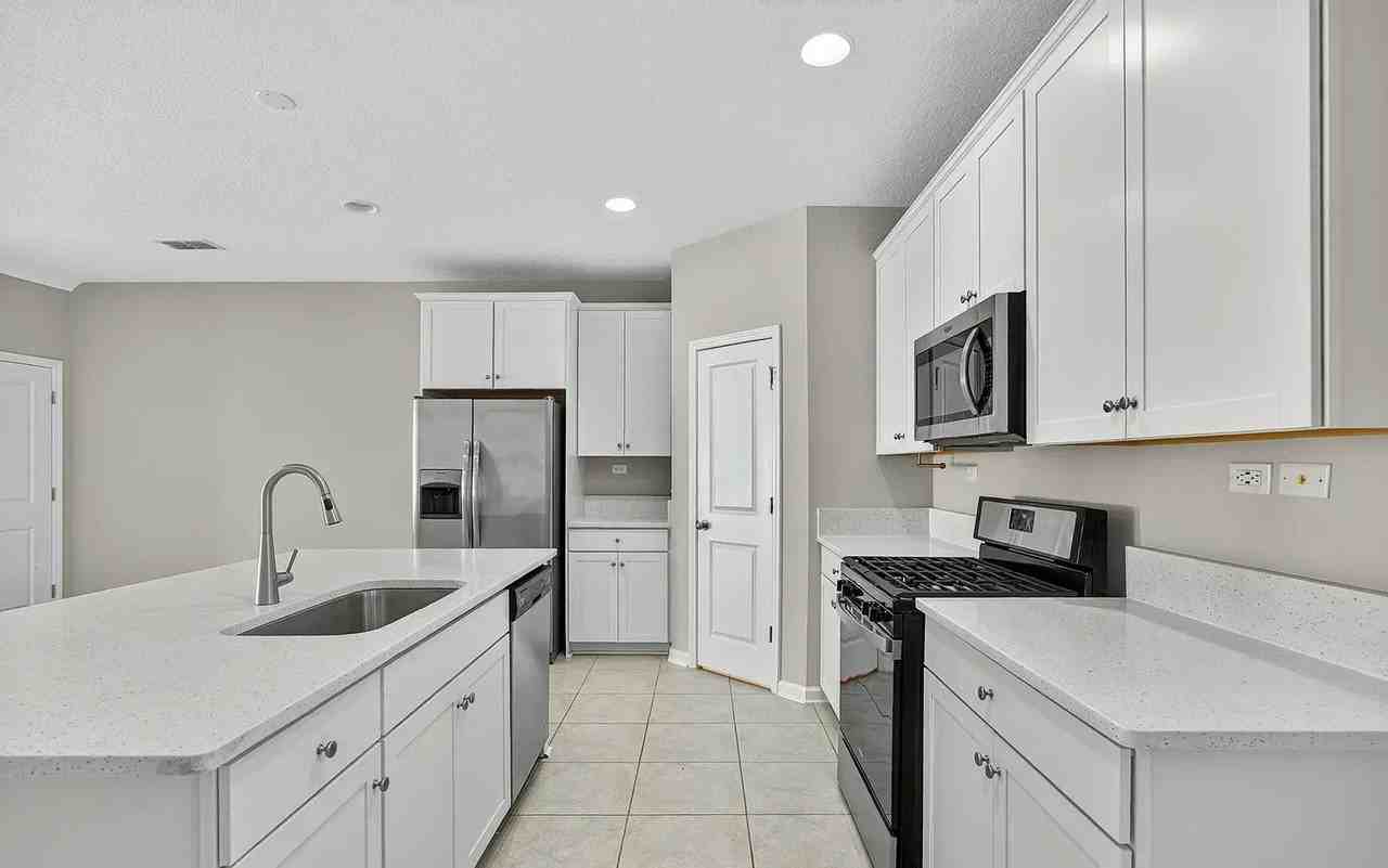 11233 Minnetta Ct - Photo 4 of 25