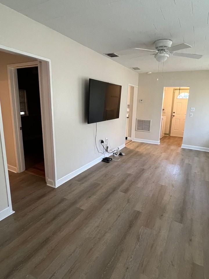 2540 Elyria Ave - Photo 3 of 30