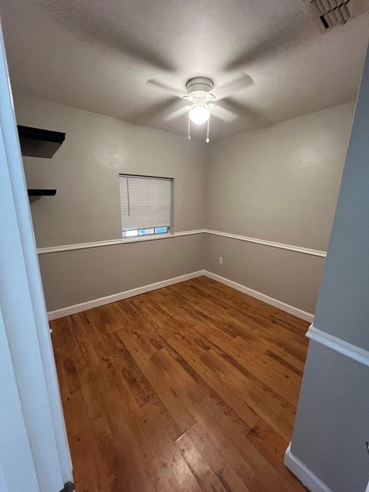 2540 Elyria Ave - Photo 5 of 30