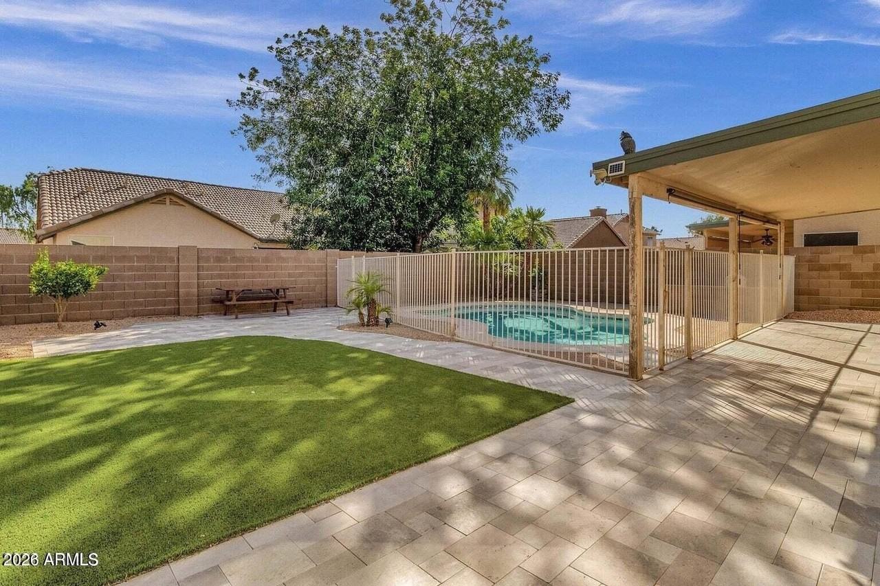 822 N Naples Dr - Photo 5 of 15