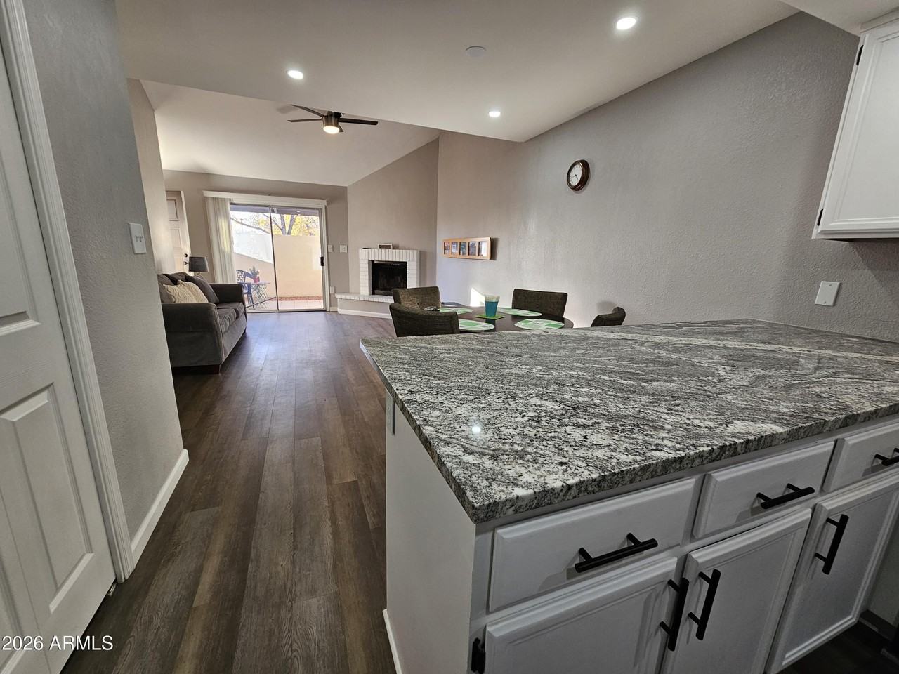 2144 E Center Ln Apt 3 #3 - Photo 4 of 33