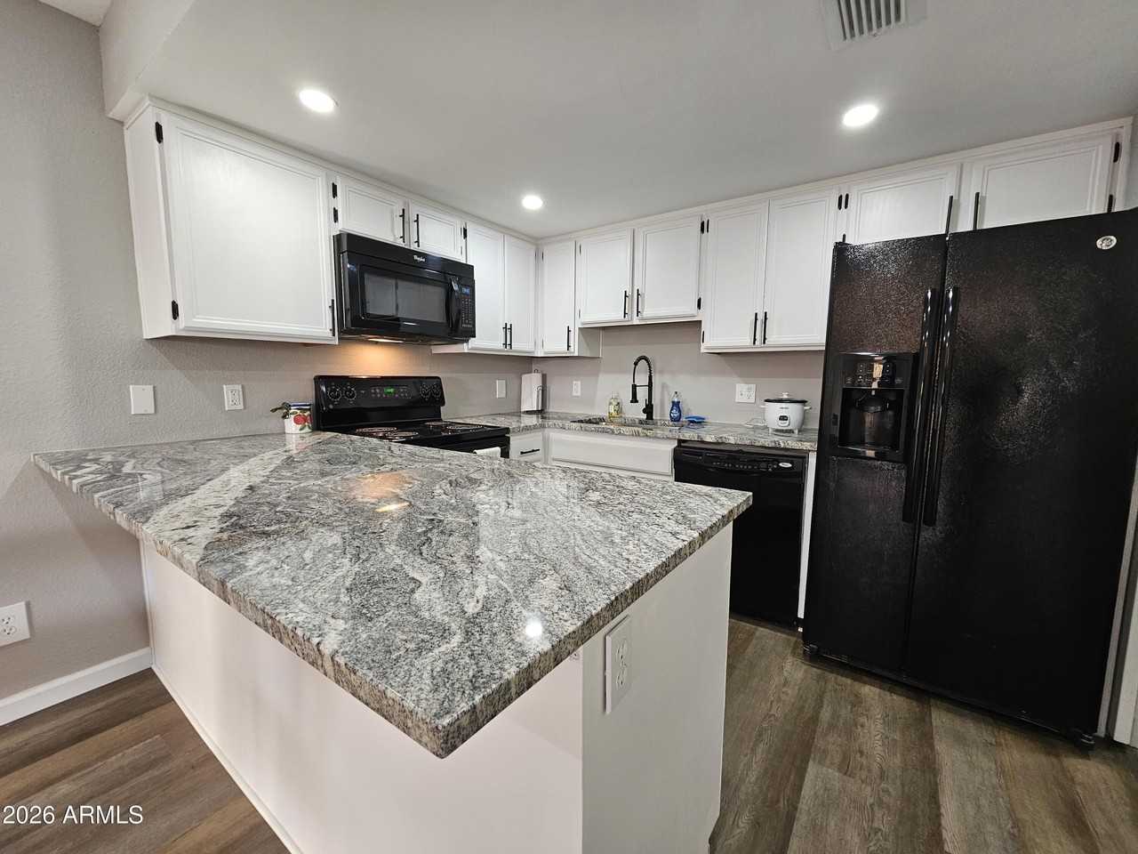 2144 E Center Ln Apt 3 #3 - Photo 6 of 33