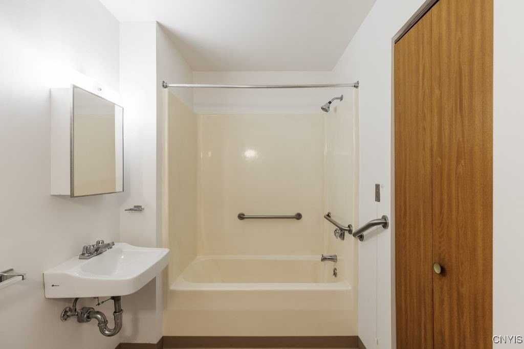 224 Leray St - Photo 5 of 15