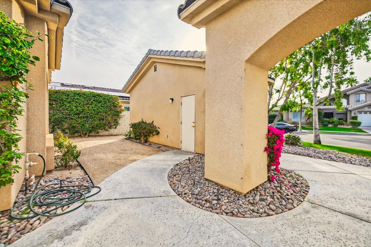 6 Queens Ct - Photo 3 of 28