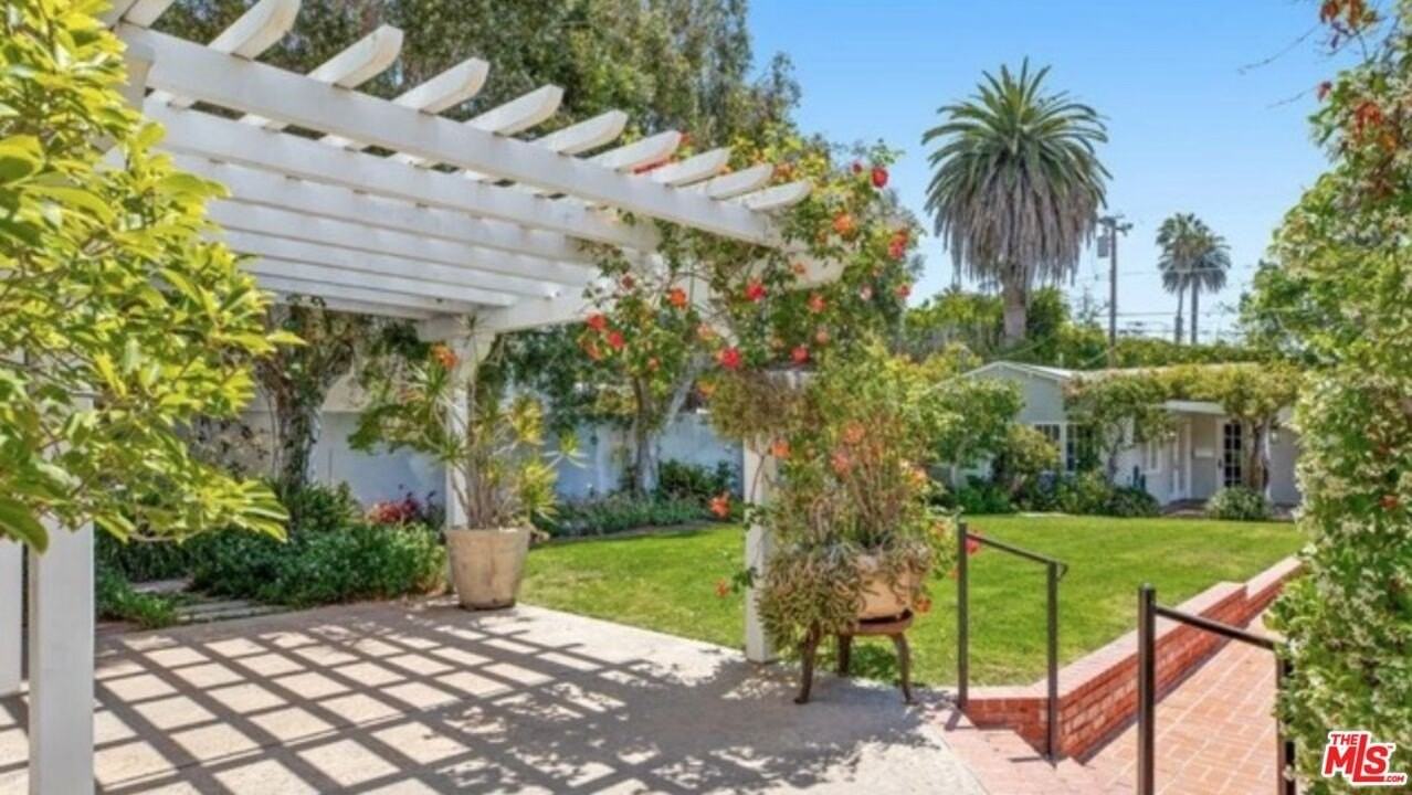 426 Georgina Ave - Photo 6 of 9