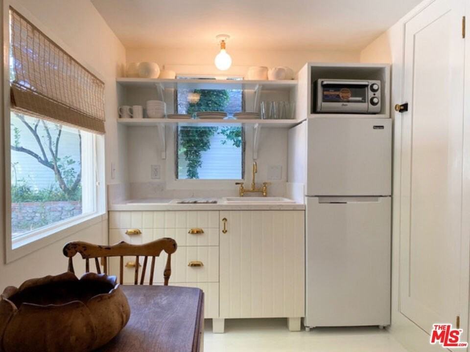 1602 Courtney Ave - Photo 5 of 11