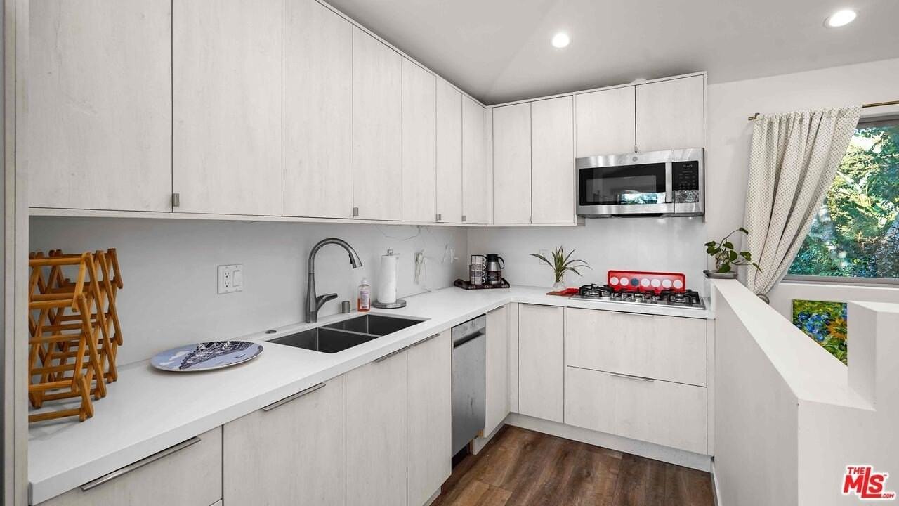 116 S Glenroy Ave Unit Adu #ADU - Photo 3 of 15