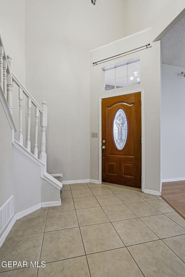 1117 W Bend Ln - Photo 3 of 37