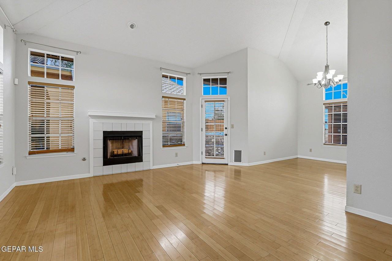 1117 W Bend Ln - Photo 4 of 37