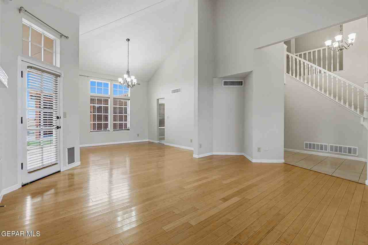 1117 W Bend Ln - Photo 5 of 37