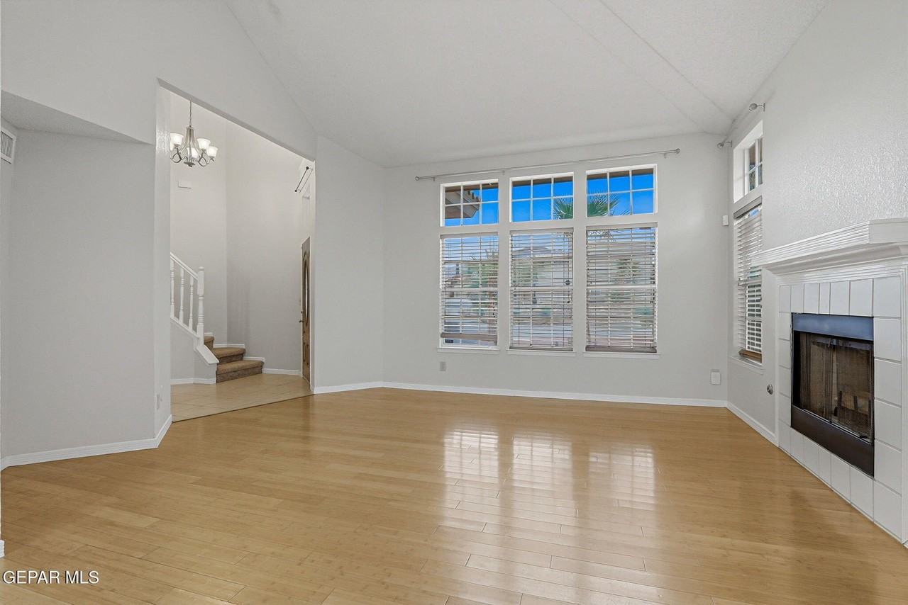 1117 W Bend Ln - Photo 6 of 37