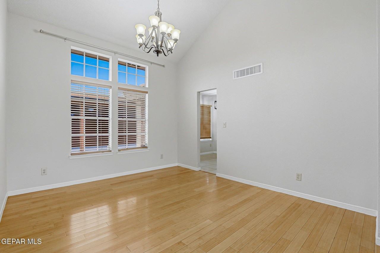 1117 W Bend Ln - Photo 7 of 37