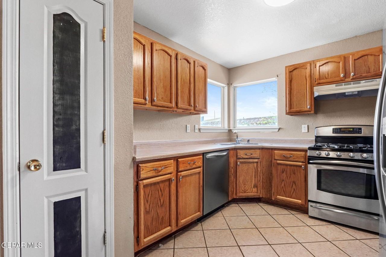 2376 Joshua Louis Dr - Photo 3 of 32