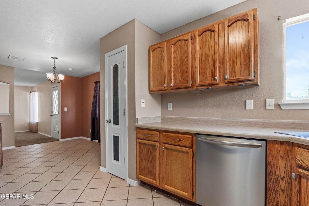 2376 Joshua Louis Dr - Photo 6 of 32