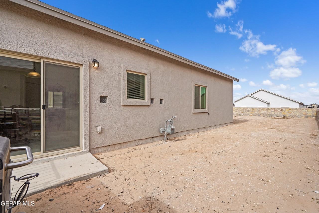 14761 Mike A Mendoza Ave - Photo 5 of 32