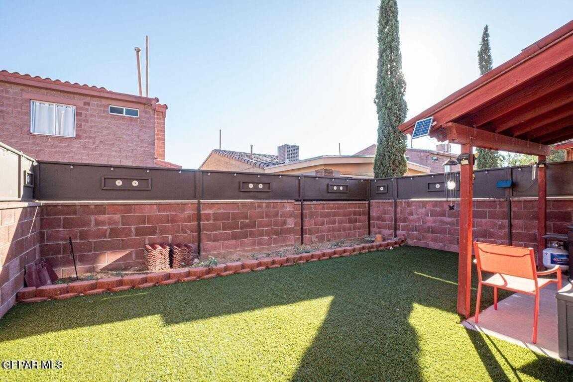 11050 Breeze Ct - Photo 3 of 15