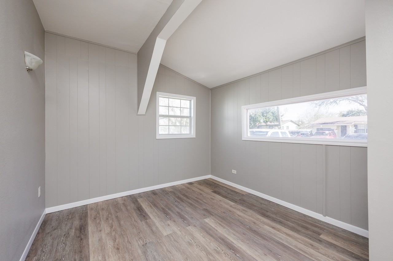 1025 Whitaker Dr #1 - Photo 3 of 18