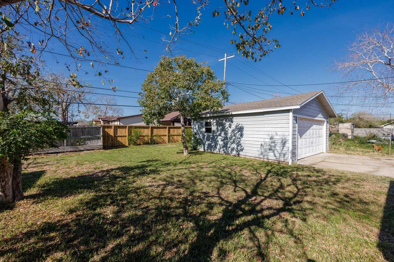 1025 Whitaker Dr #1 - Photo 3 of 4