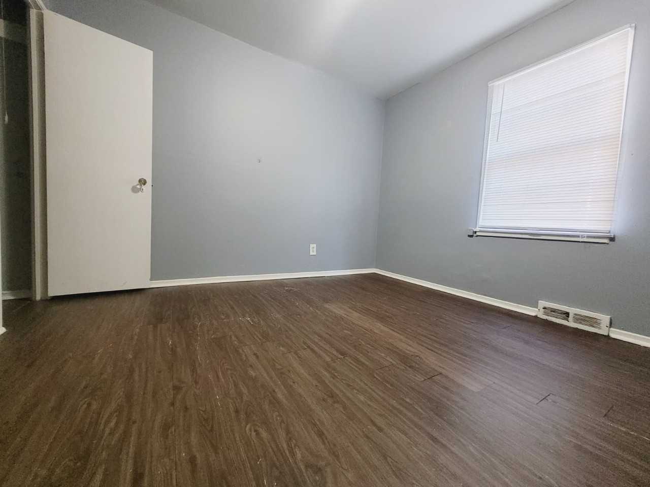 922 W 4th St #1 - Photo 2 of 10