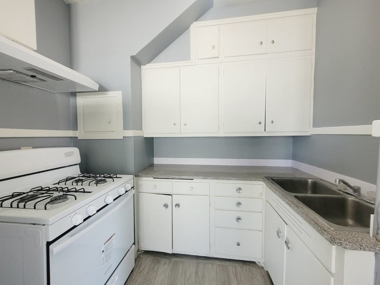 516 W 4th St #1 - Photo 3 of 9