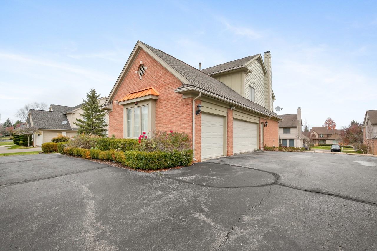 6569 Whispering Woods Dr - Photo 2 of 37