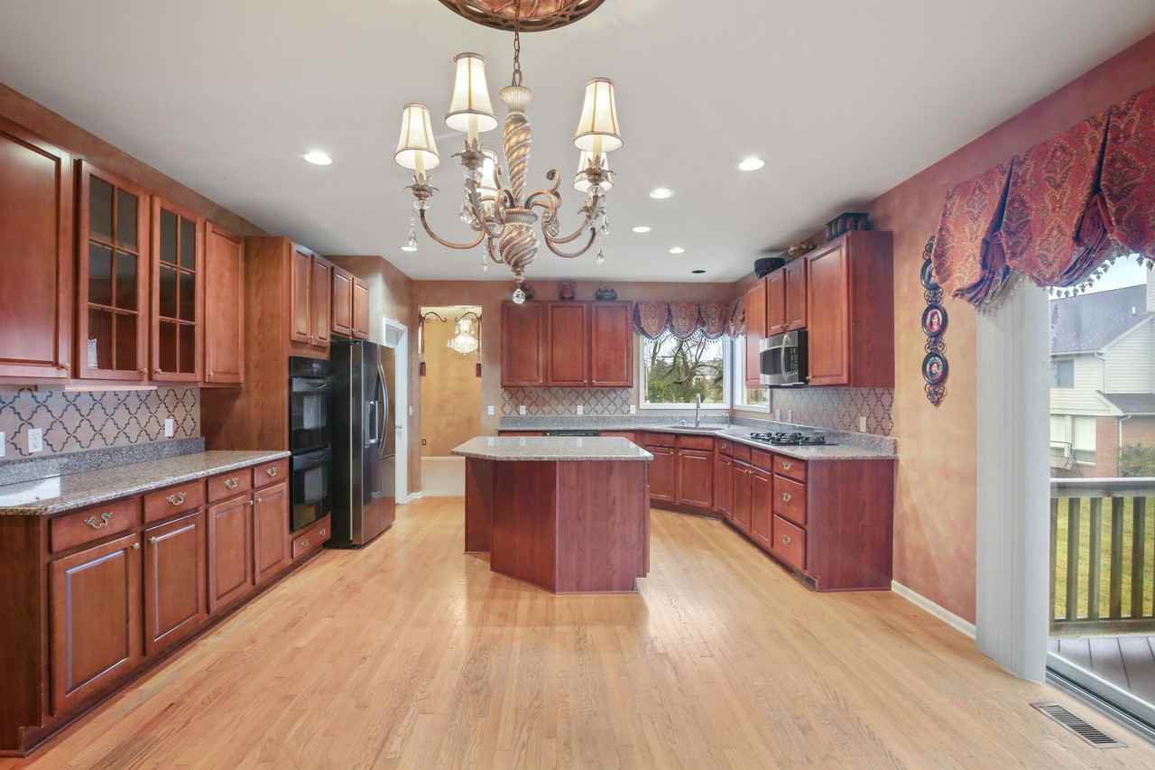 6569 Whispering Woods Dr - Photo 5 of 37