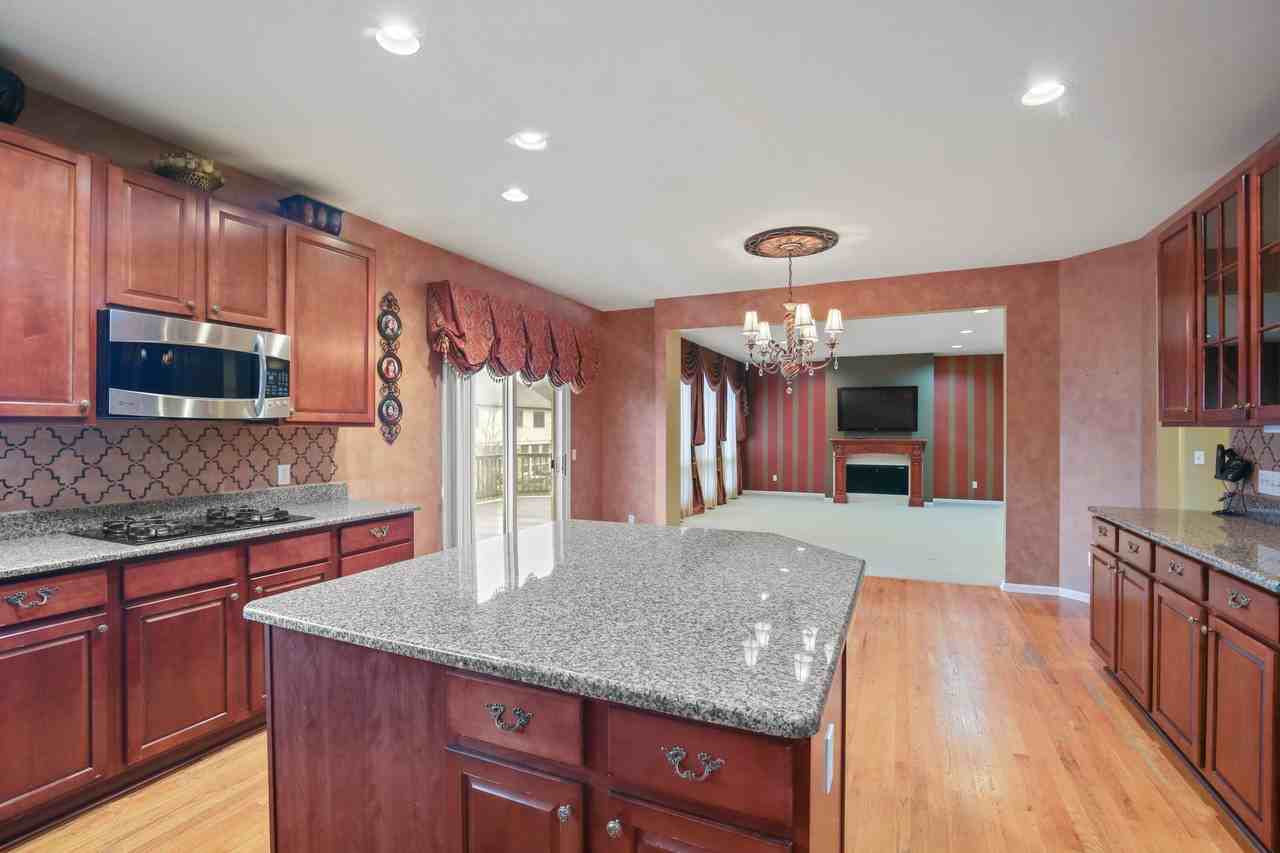 6569 Whispering Woods Dr - Photo 6 of 37