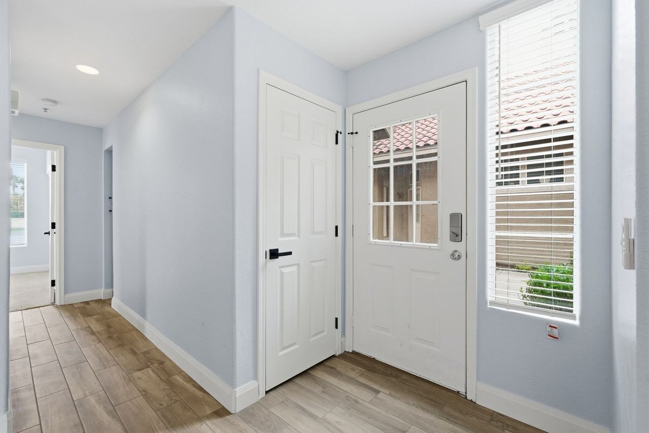 1633 East Lakeside DriveUnit 52 #52 - Photo 3 of 36