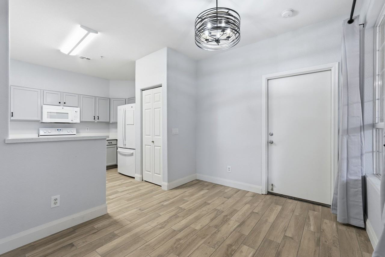 1633 East Lakeside DriveUnit 52 #52 - Photo 6 of 36