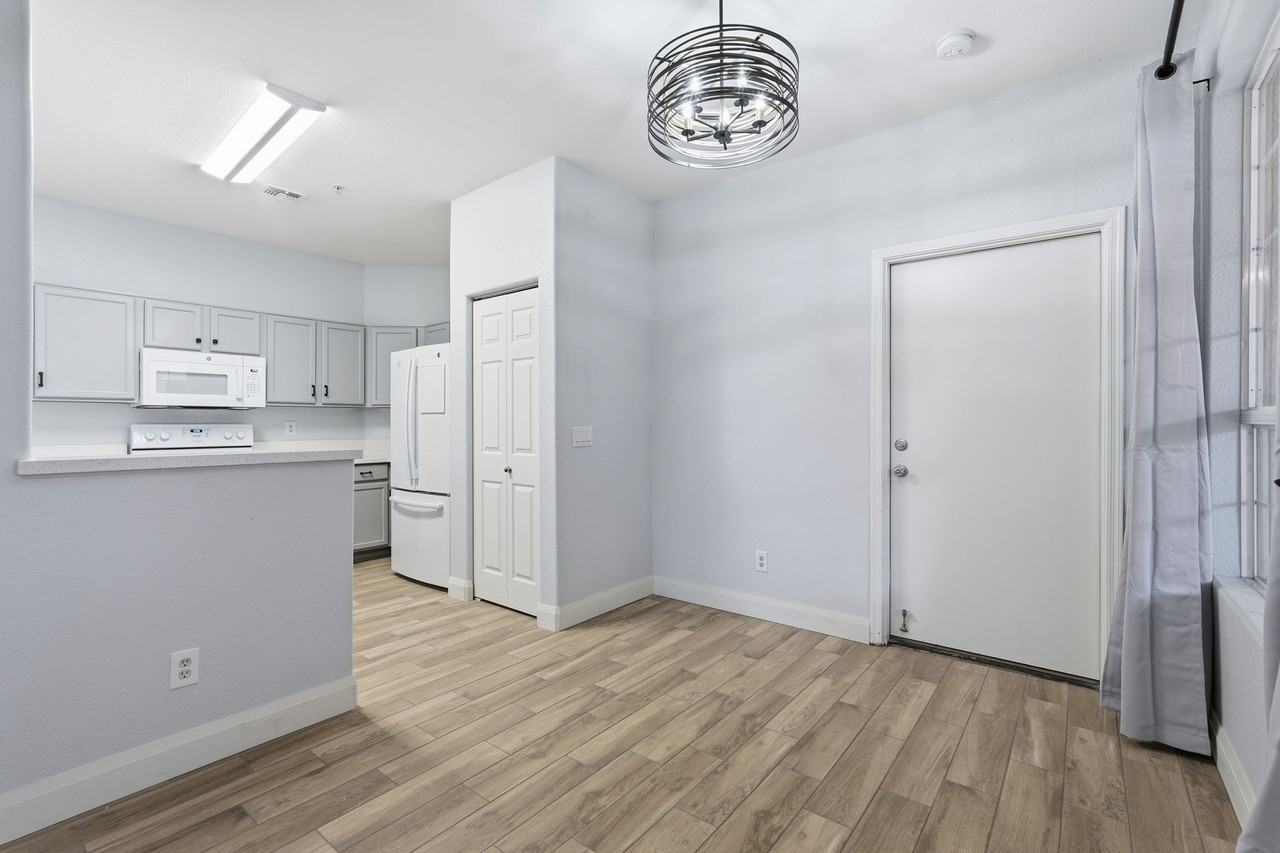 1633 East Lakeside DriveUnit 52 #52 - Photo 7 of 36