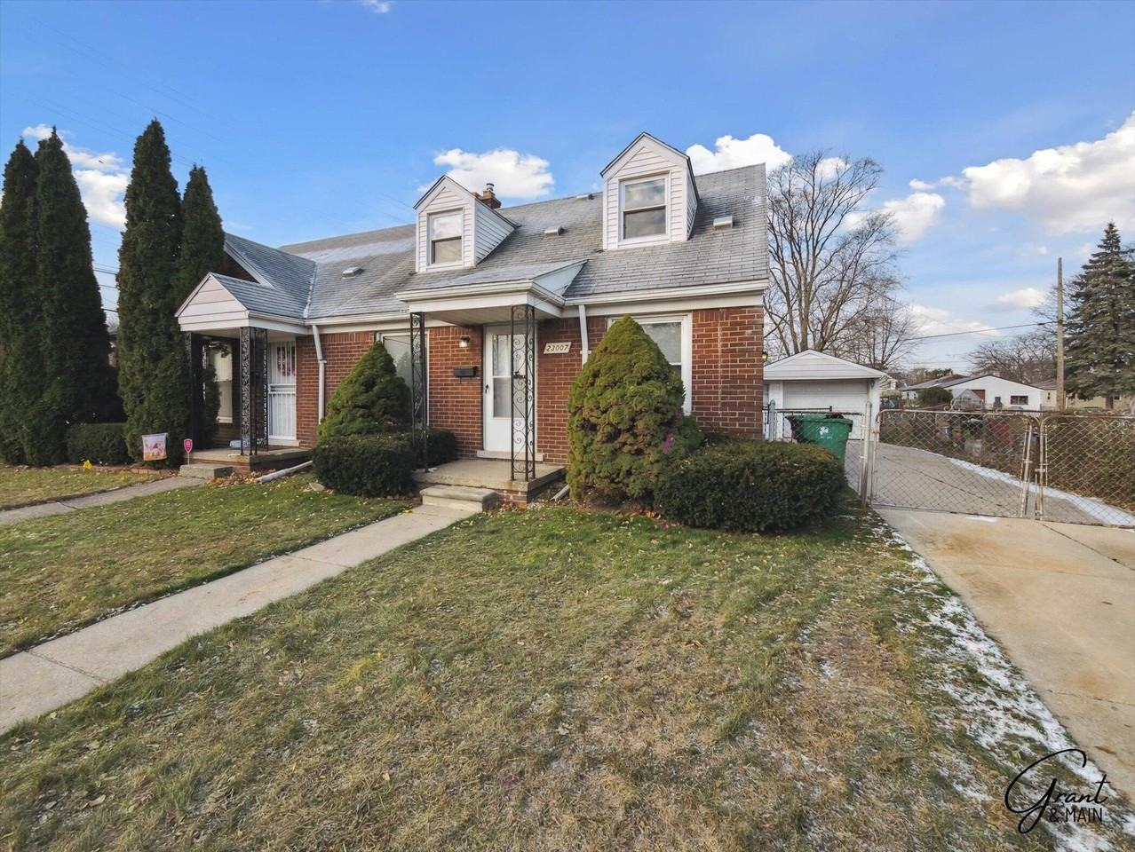 23007 Brittany Ave - Photo 4 of 38