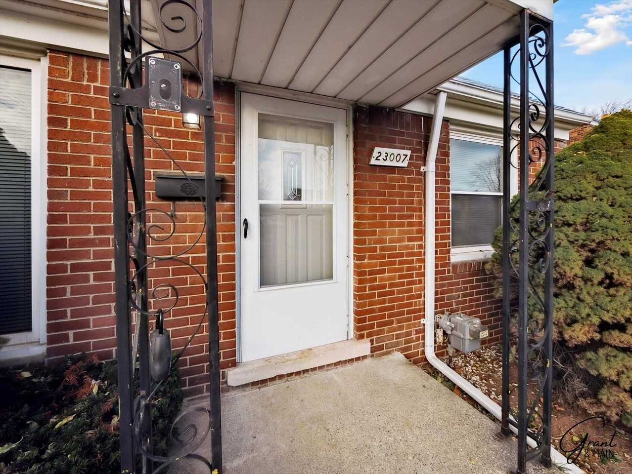 23007 Brittany Ave - Photo 5 of 38