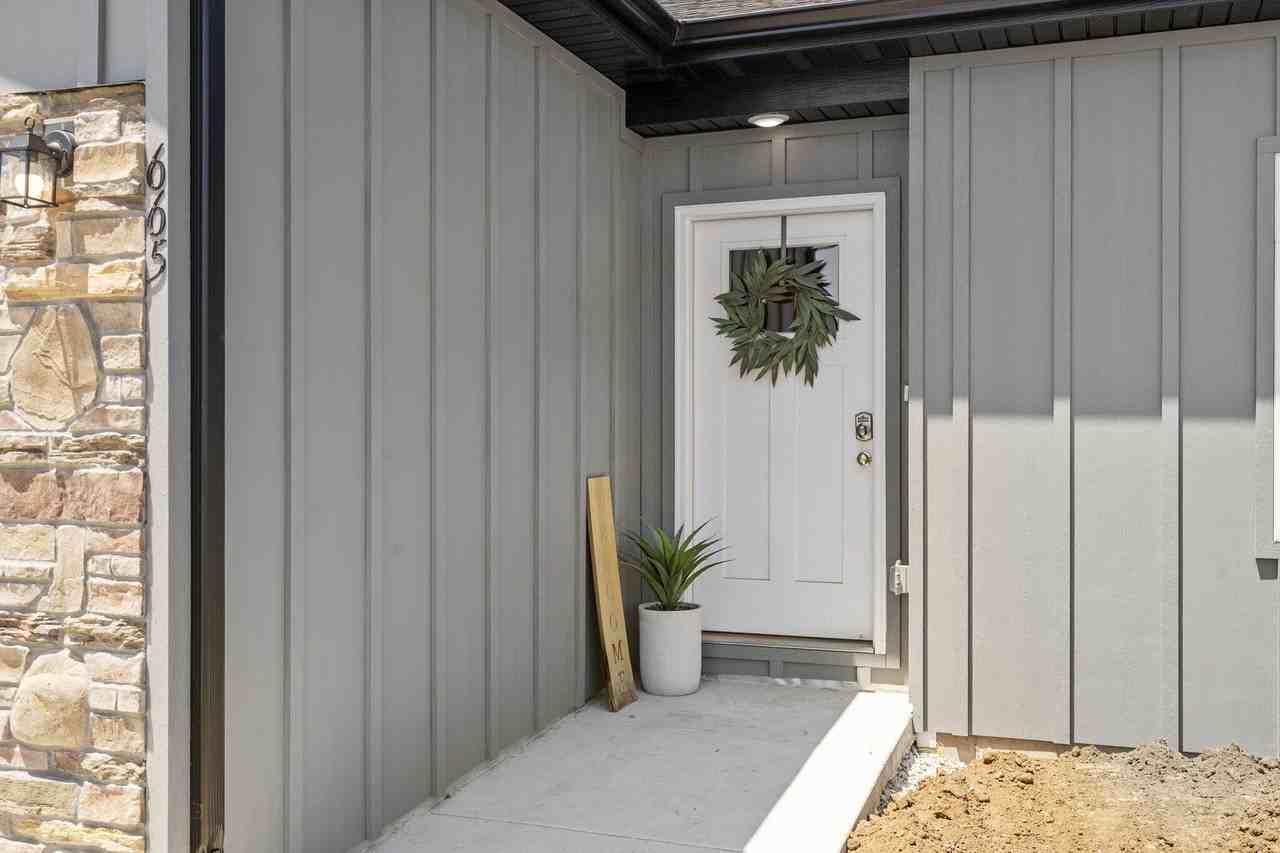 715 E Vivian St - Photo 3 of 37