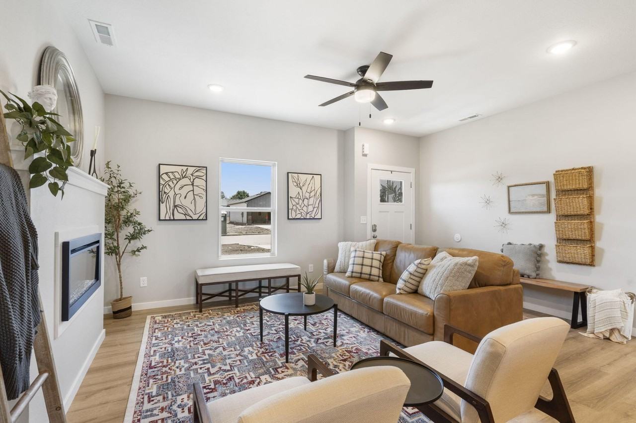 715 E Vivian St - Photo 4 of 37