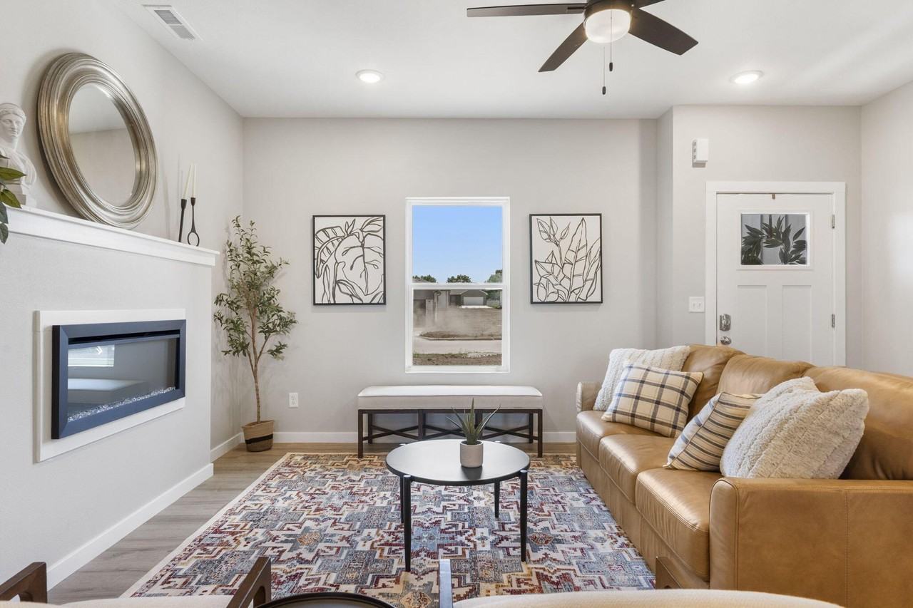 715 E Vivian St - Photo 5 of 37