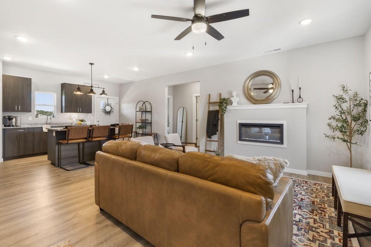 715 E Vivian St - Photo 6 of 37