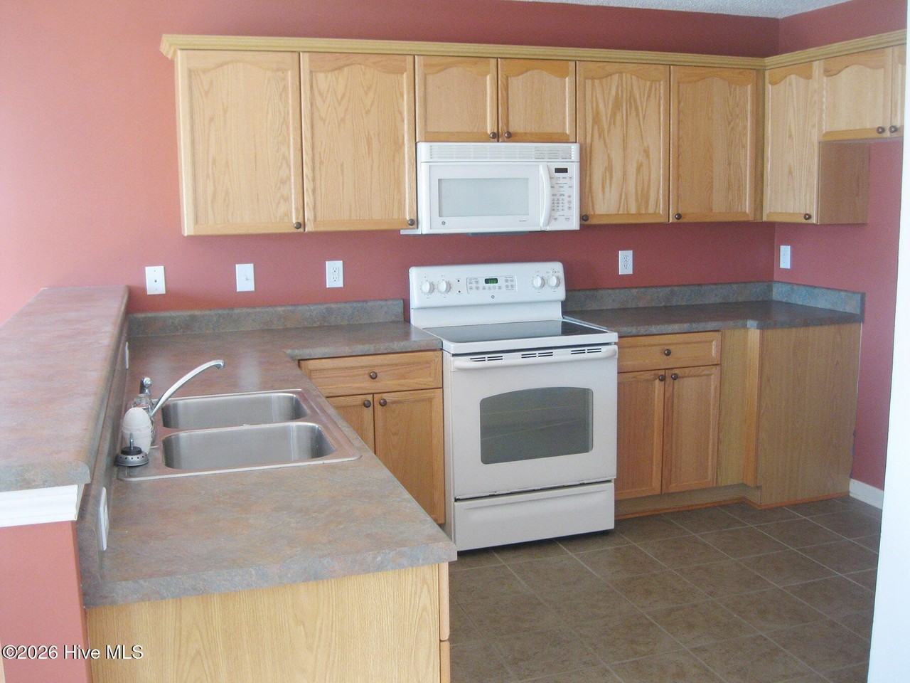 1005 Dayton Ct - Photo 3 of 8