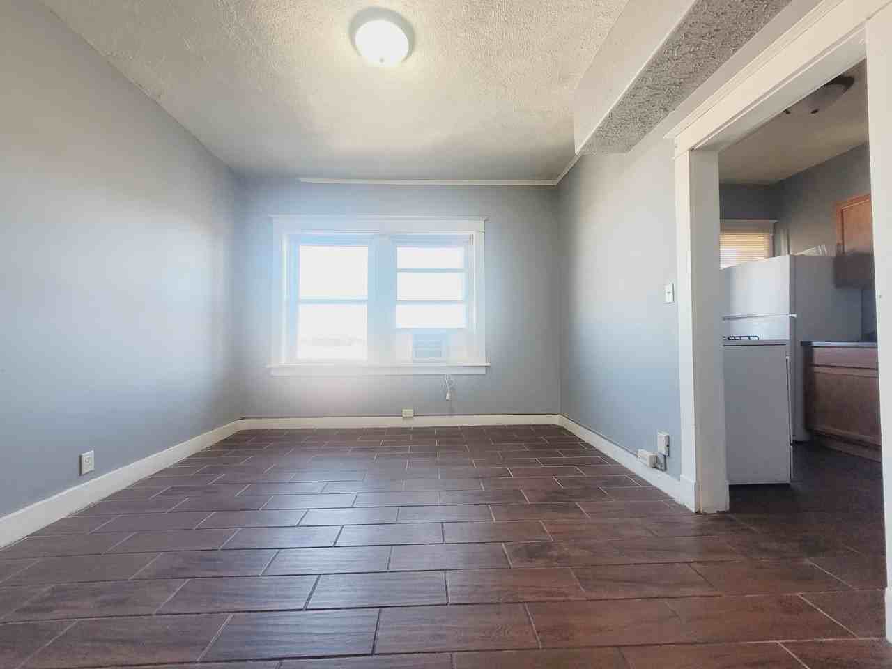 209 N Elm - Photo 3 of 21