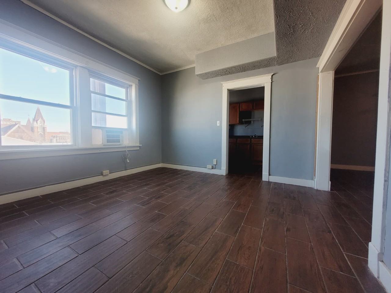 209 N Elm - Photo 4 of 21