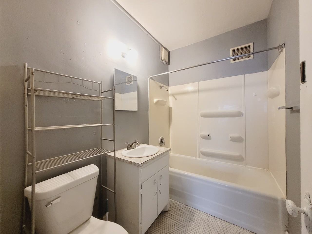 717 W Division - Photo 5 of 6