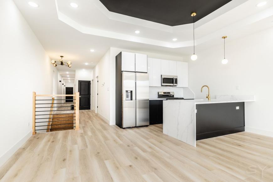 5637 S Prairie Ave - Photo 3 of 10