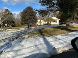 featured image of 9 Twin Cedar Ln