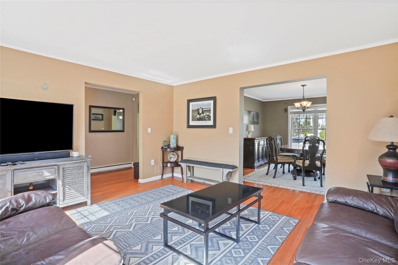 102 Clinton St - Photo 5 of 34