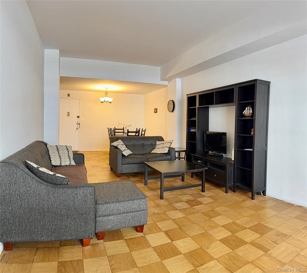 6120 Grand Central Pkwy Unit C - Photo 4 of 14