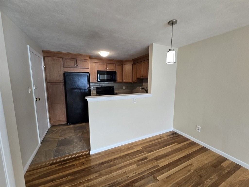 194 Lincoln St Apt 4 #4 - Photo 6 of 18